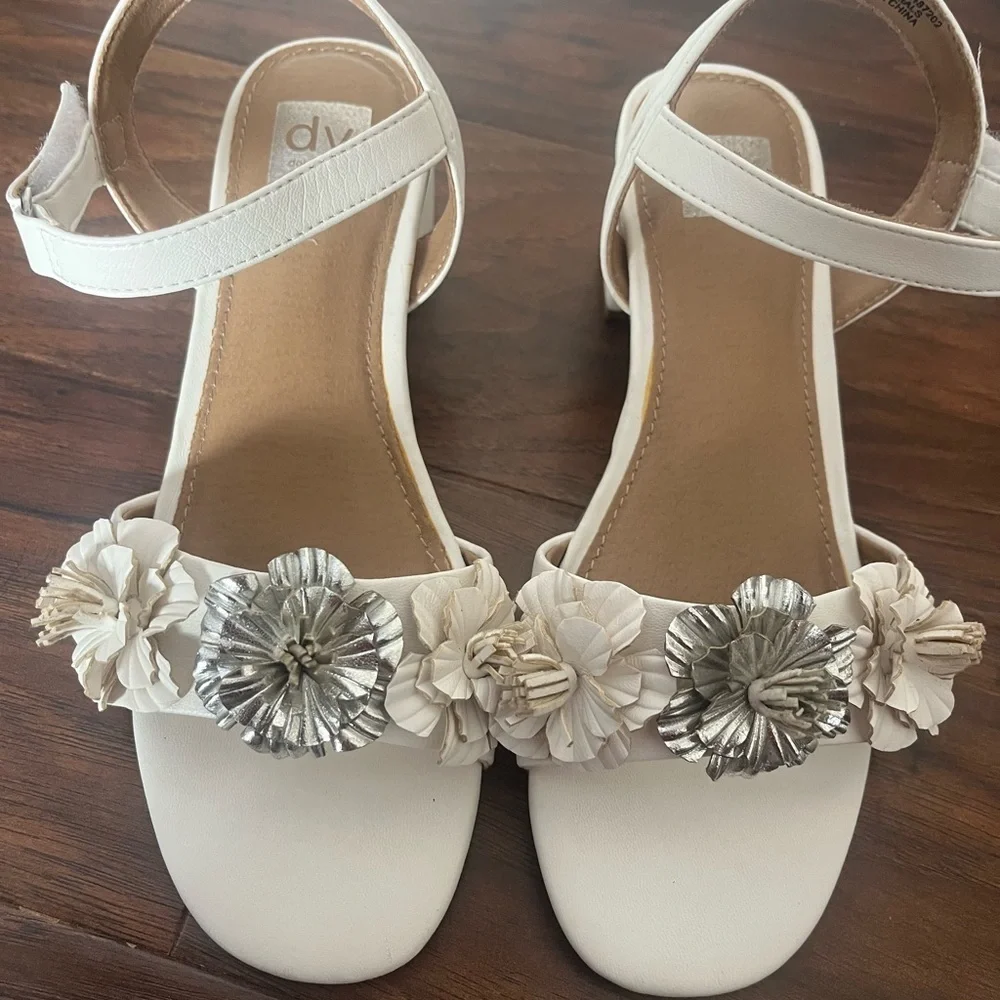 NWOT DV by Dolce Vita Girls White and Silver Flower Ankle Strap Sandals-Size 3